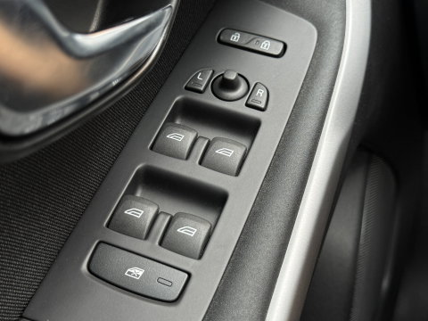 Volvo V40 1.6 T3 | Origineel Nederlands | NAP | Cruise Control | Achteruitrijcamera | Bluetooth | Parkeersensoren Achter | Airconditioning | Navigatie