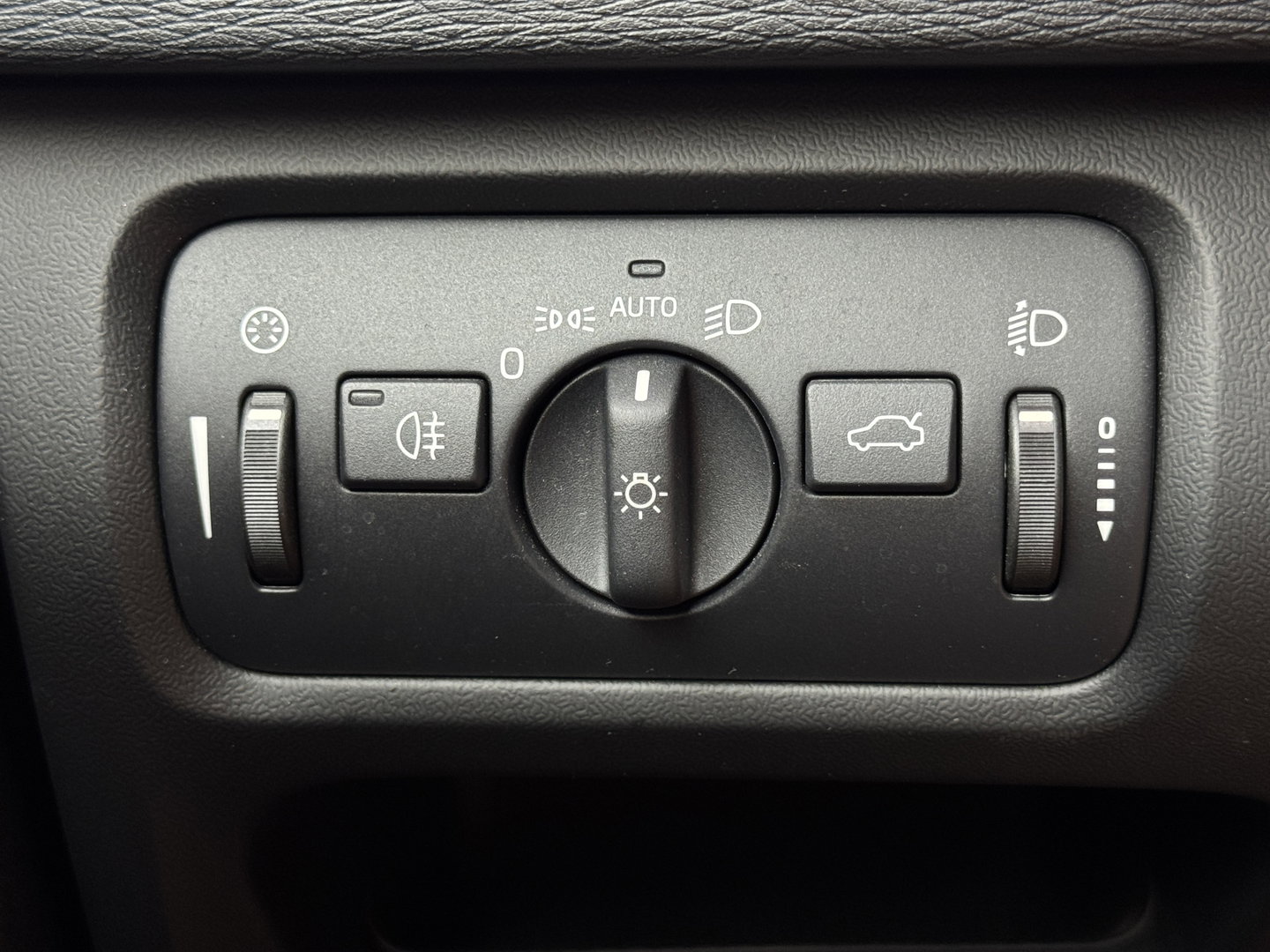 Volvo V40 1.6 T3 | Origineel Nederlands | NAP | Cruise Control | Achteruitrijcamera | Bluetooth | Parkeersensoren Achter | Airconditioning | Navigatie