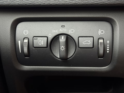 Volvo V40 1.6 T3 | Origineel Nederlands | NAP | Cruise Control | Achteruitrijcamera | Bluetooth | Parkeersensoren Achter | Airconditioning | Navigatie