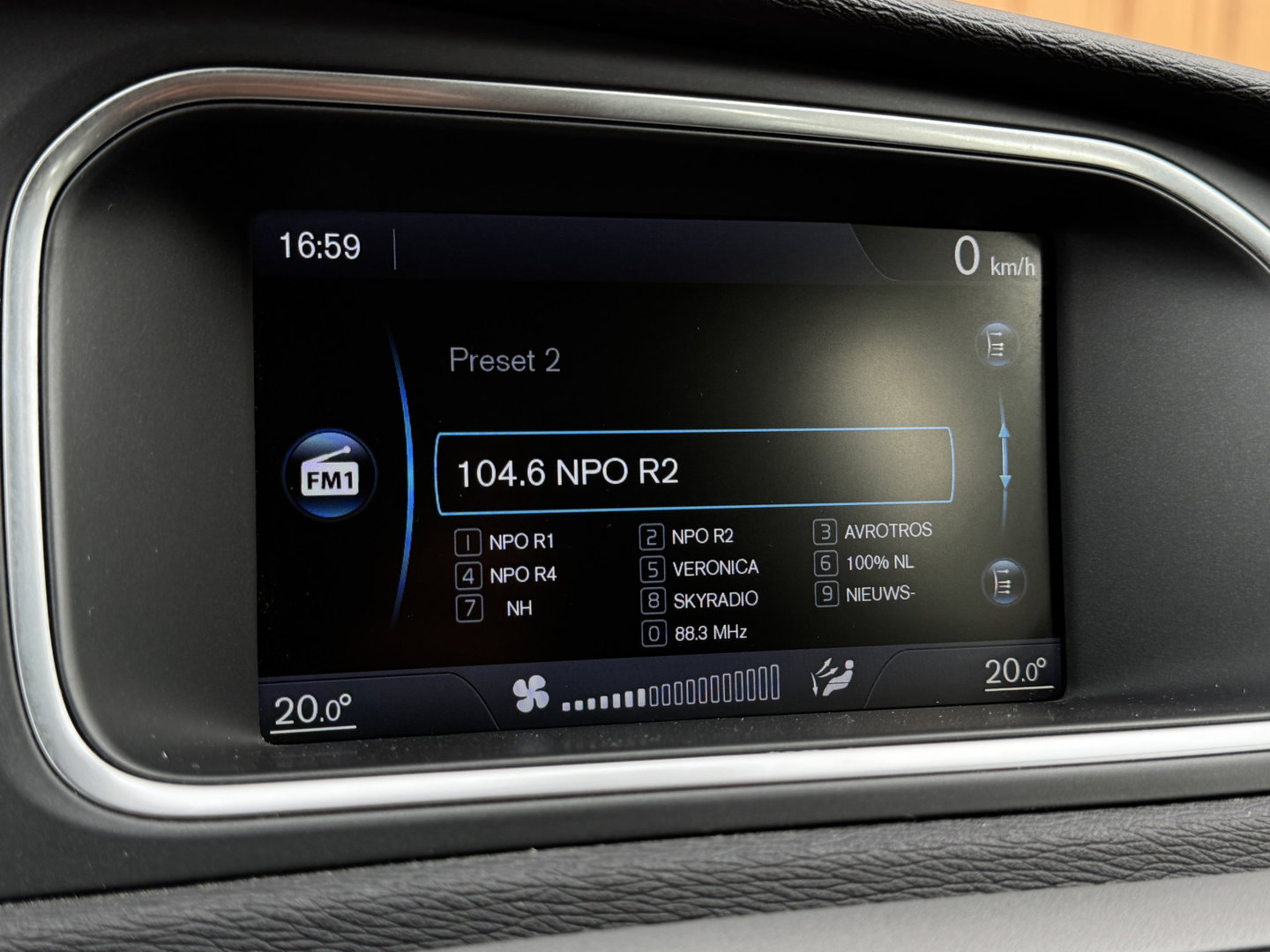 Volvo V40 1.6 T3 | Origineel Nederlands | NAP | Cruise Control | Achteruitrijcamera | Bluetooth | Parkeersensoren Achter | Airconditioning | Navigatie