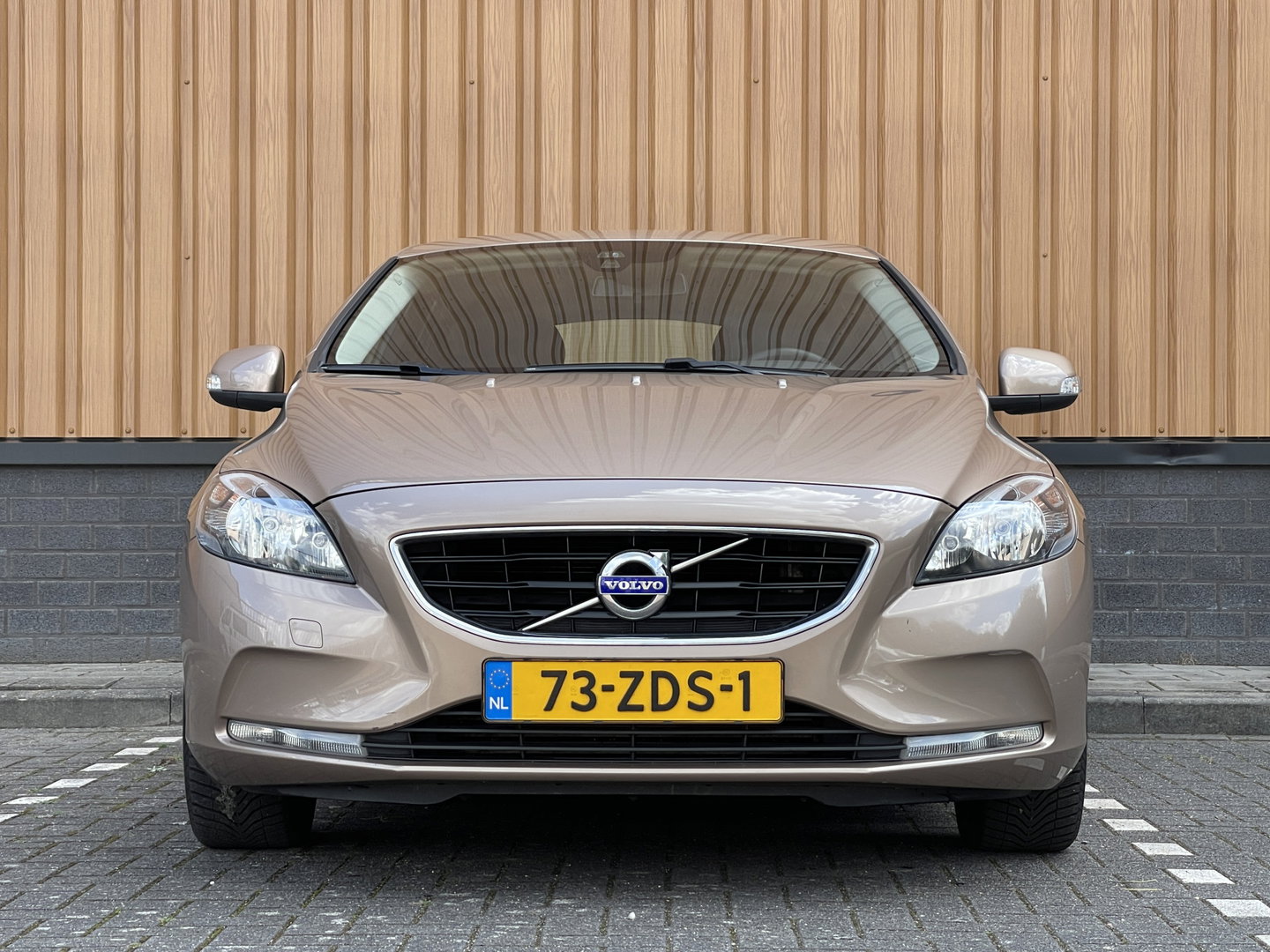 Volvo V40 1.6 T3 | Origineel Nederlands | NAP | Cruise Control | Achteruitrijcamera | Bluetooth | Parkeersensoren Achter | Airconditioning | Navigatie