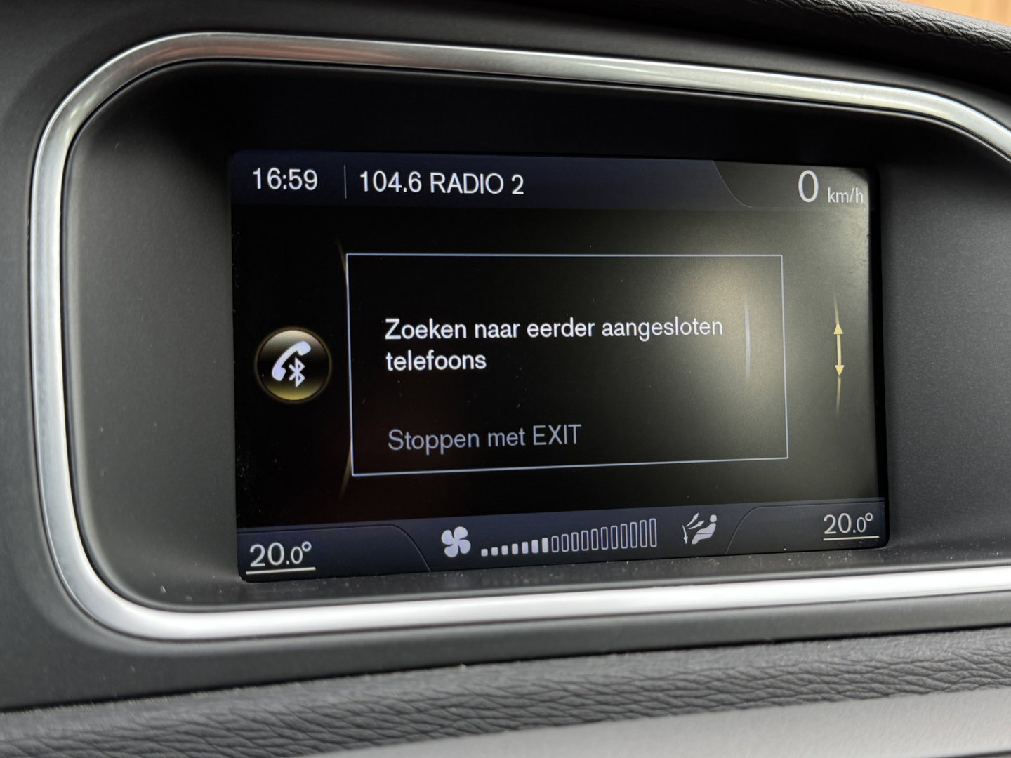 Volvo V40 1.6 T3 | Origineel Nederlands | NAP | Cruise Control | Achteruitrijcamera | Bluetooth | Parkeersensoren Achter | Airconditioning | Navigatie
