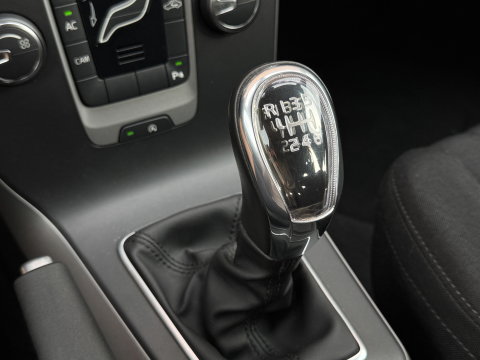 Volvo V40 1.6 T3 | Origineel Nederlands | NAP | Cruise Control | Achteruitrijcamera | Bluetooth | Parkeersensoren Achter | Airconditioning | Navigatie