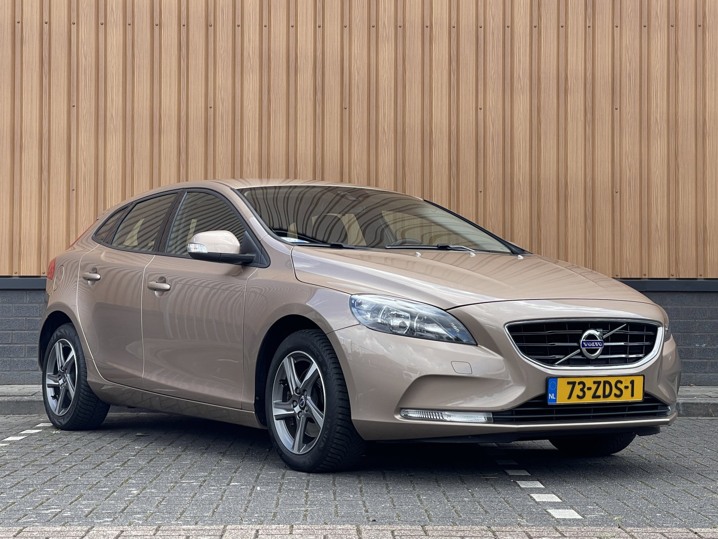 Volvo V40 1.6 T3 | Origineel Nederlands | NAP | Cruise Control | Achteruitrijcamera | Bluetooth | Parkeersensoren Achter | Airconditioning | Navigatie