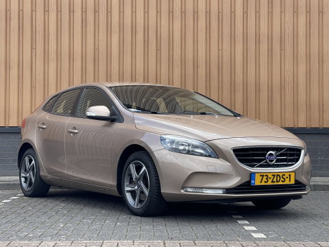 Volvo V40 1.6 T3 | Origineel Nederlands | NAP | Cruise Control | Achteruitrijcamera | Bluetooth | Parkeersensoren Achter | Airconditioning | Navigatie