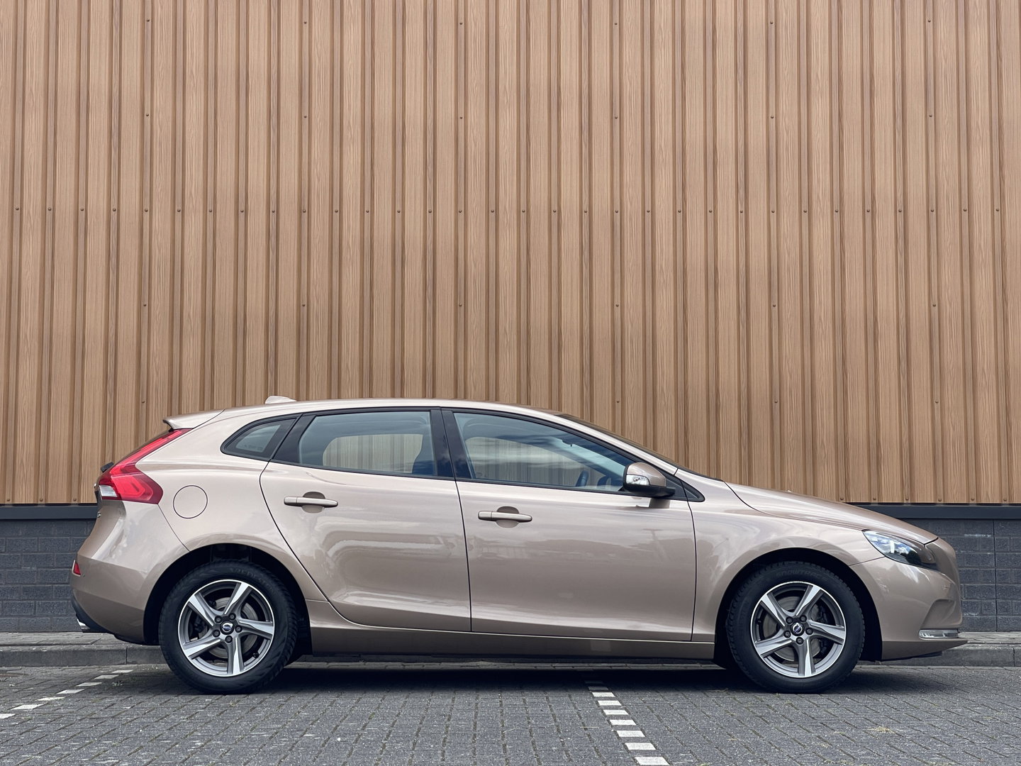 Volvo V40 1.6 T3 | Origineel Nederlands | NAP | Cruise Control | Achteruitrijcamera | Bluetooth | Parkeersensoren Achter | Airconditioning | Navigatie