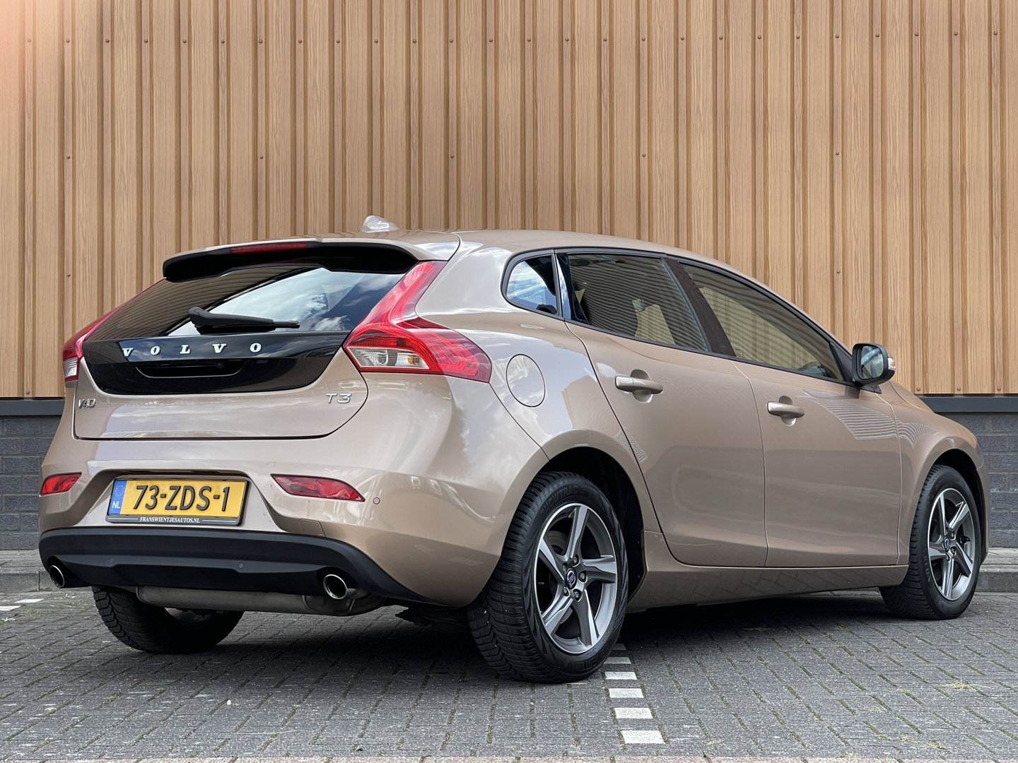 Volvo V40 1.6 T3 | Origineel Nederlands | NAP | Cruise Control | Achteruitrijcamera | Bluetooth | Parkeersensoren Achter | Airconditioning | Navigatie