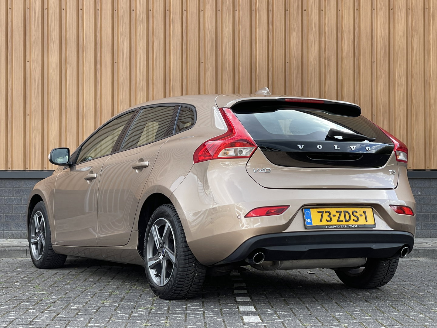 Volvo V40 1.6 T3 | Origineel Nederlands | NAP | Cruise Control | Achteruitrijcamera | Bluetooth | Parkeersensoren Achter | Airconditioning | Navigatie