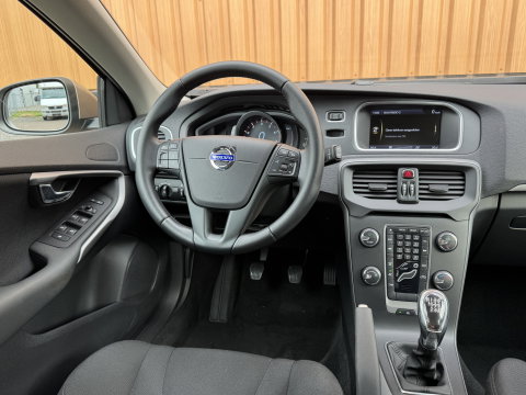 Volvo V40 1.6 T3 | Origineel Nederlands | NAP | Cruise Control | Achteruitrijcamera | Bluetooth | Parkeersensoren Achter | Airconditioning | Navigatie