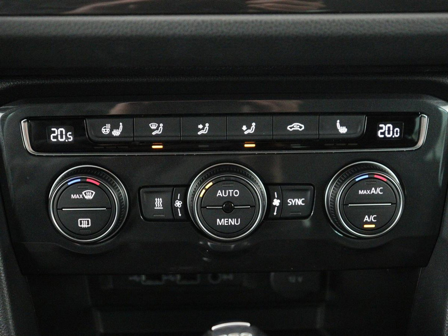Volkswagen Tiguan 2.0 TSI 4Motion Highline Business R | Adaptive cruise | Carplay | Stuur/stoel verwarming | 3 zone klimaat | Climate control | Bluetooth | Navigatie  | Elektrische achterklep