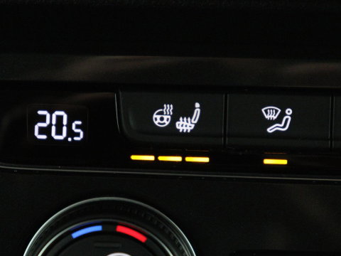 Volkswagen Tiguan 2.0 TSI 4Motion Highline Business R | Adaptive cruise | Carplay | Stuur/stoel verwarming | 3 zone klimaat | Climate control | Bluetooth | Navigatie  | Elektrische achterklep