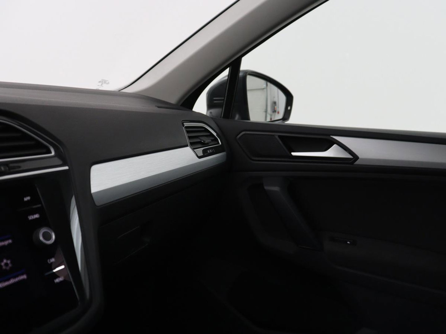 Volkswagen Tiguan 2.0 TSI 4Motion Highline Business R | Adaptive cruise | Carplay | Stuur/stoel verwarming | 3 zone klimaat | Climate control | Bluetooth | Navigatie  | Elektrische achterklep