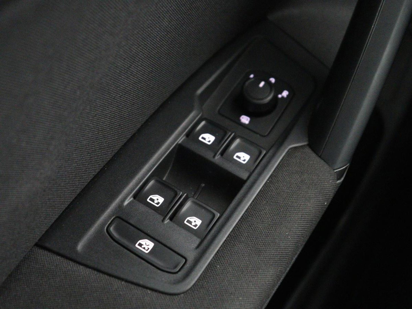 Volkswagen Tiguan 2.0 TSI 4Motion Highline Business R | Adaptive cruise | Carplay | Stuur/stoel verwarming | 3 zone klimaat | Climate control | Bluetooth | Navigatie  | Elektrische achterklep