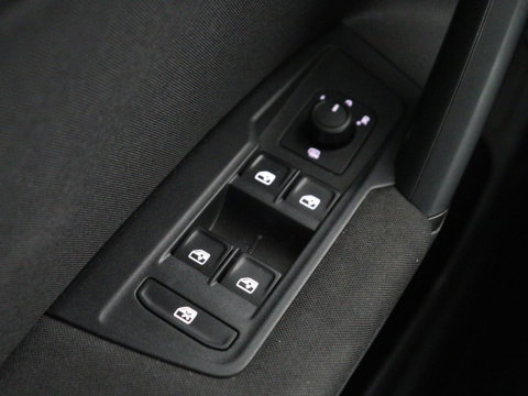 Volkswagen Tiguan 2.0 TSI 4Motion Highline Business R | Adaptive cruise | Carplay | Stuur/stoel verwarming | 3 zone klimaat | Climate control | Bluetooth | Navigatie  | Elektrische achterklep