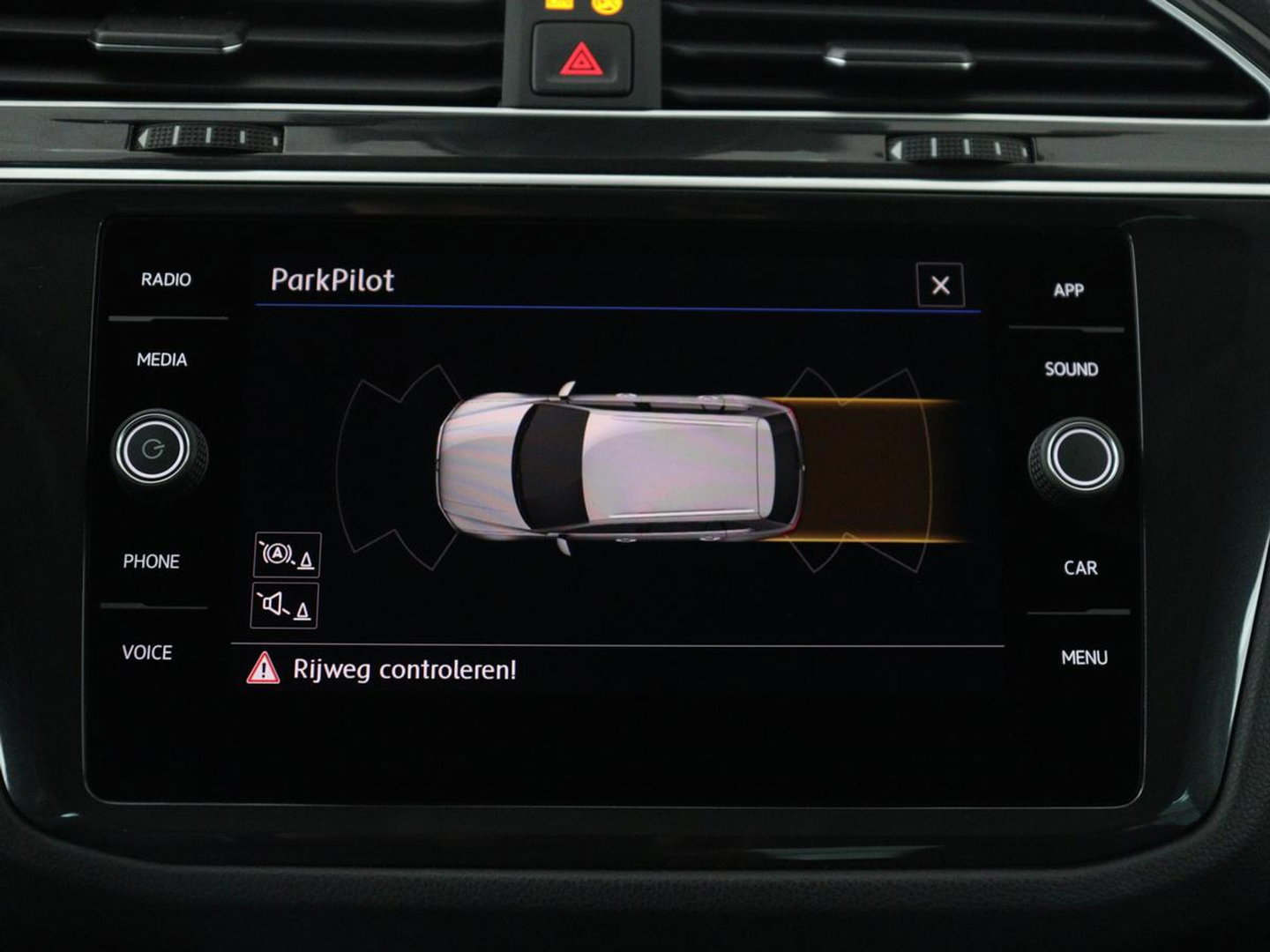 Volkswagen Tiguan 2.0 TSI 4Motion Highline Business R | Adaptive cruise | Carplay | Stuur/stoel verwarming | 3 zone klimaat | Climate control | Bluetooth | Navigatie  | Elektrische achterklep