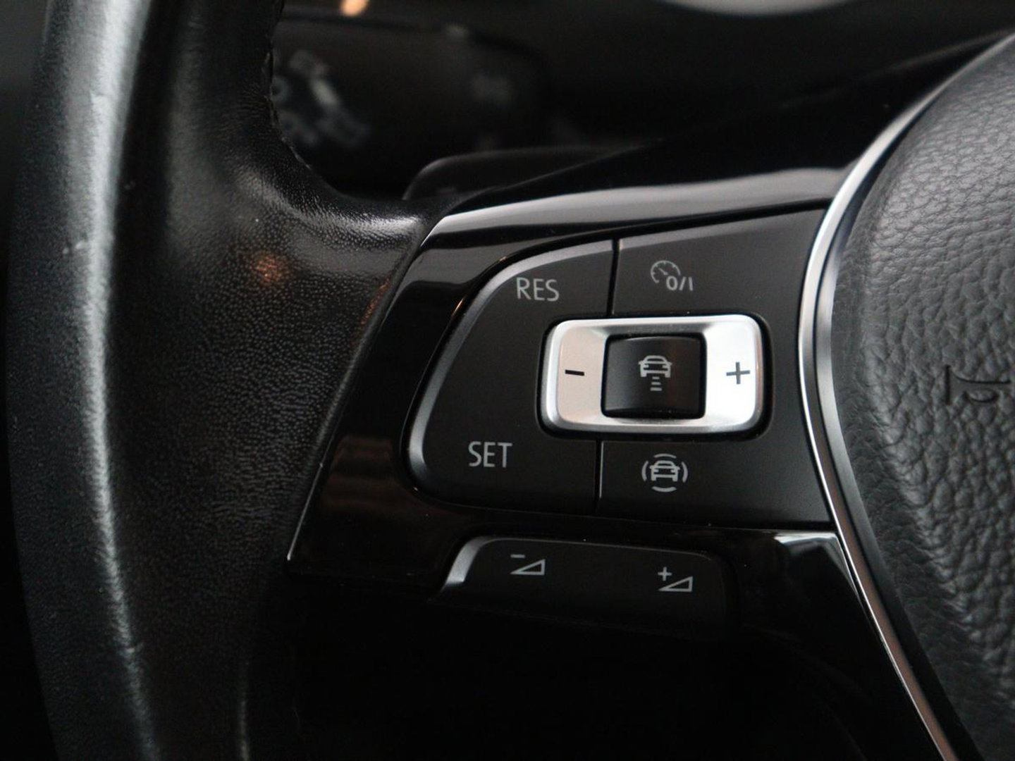 Volkswagen Tiguan 2.0 TSI 4Motion Highline Business R | Adaptive cruise | Carplay | Stuur/stoel verwarming | 3 zone klimaat | Climate control | Bluetooth | Navigatie  | Elektrische achterklep