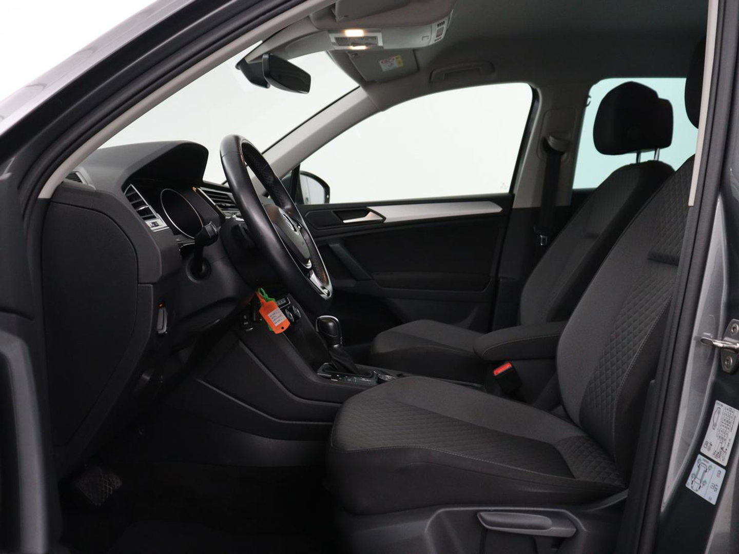 Volkswagen Tiguan 2.0 TSI 4Motion Highline Business R | Adaptive cruise | Carplay | Stuur/stoel verwarming | 3 zone klimaat | Climate control | Bluetooth | Navigatie  | Elektrische achterklep