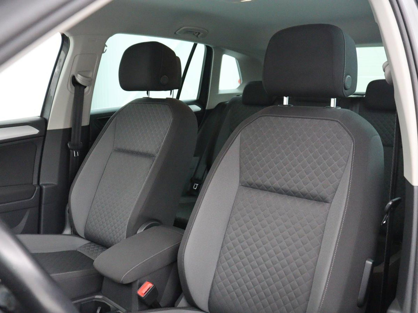 Volkswagen Tiguan 2.0 TSI 4Motion Highline Business R | Adaptive cruise | Carplay | Stuur/stoel verwarming | 3 zone klimaat | Climate control | Bluetooth | Navigatie  | Elektrische achterklep