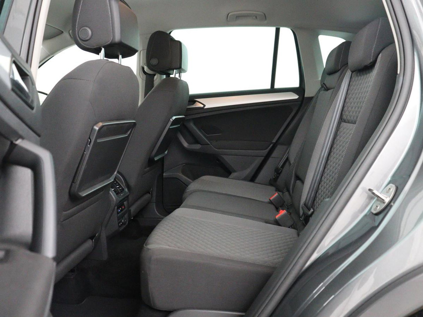 Volkswagen Tiguan 2.0 TSI 4Motion Highline Business R | Adaptive cruise | Carplay | Stuur/stoel verwarming | 3 zone klimaat | Climate control | Bluetooth | Navigatie  | Elektrische achterklep