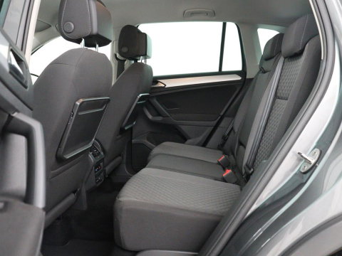 Volkswagen Tiguan 2.0 TSI 4Motion Highline Business R | Adaptive cruise | Carplay | Stuur/stoel verwarming | 3 zone klimaat | Climate control | Bluetooth | Navigatie  | Elektrische achterklep