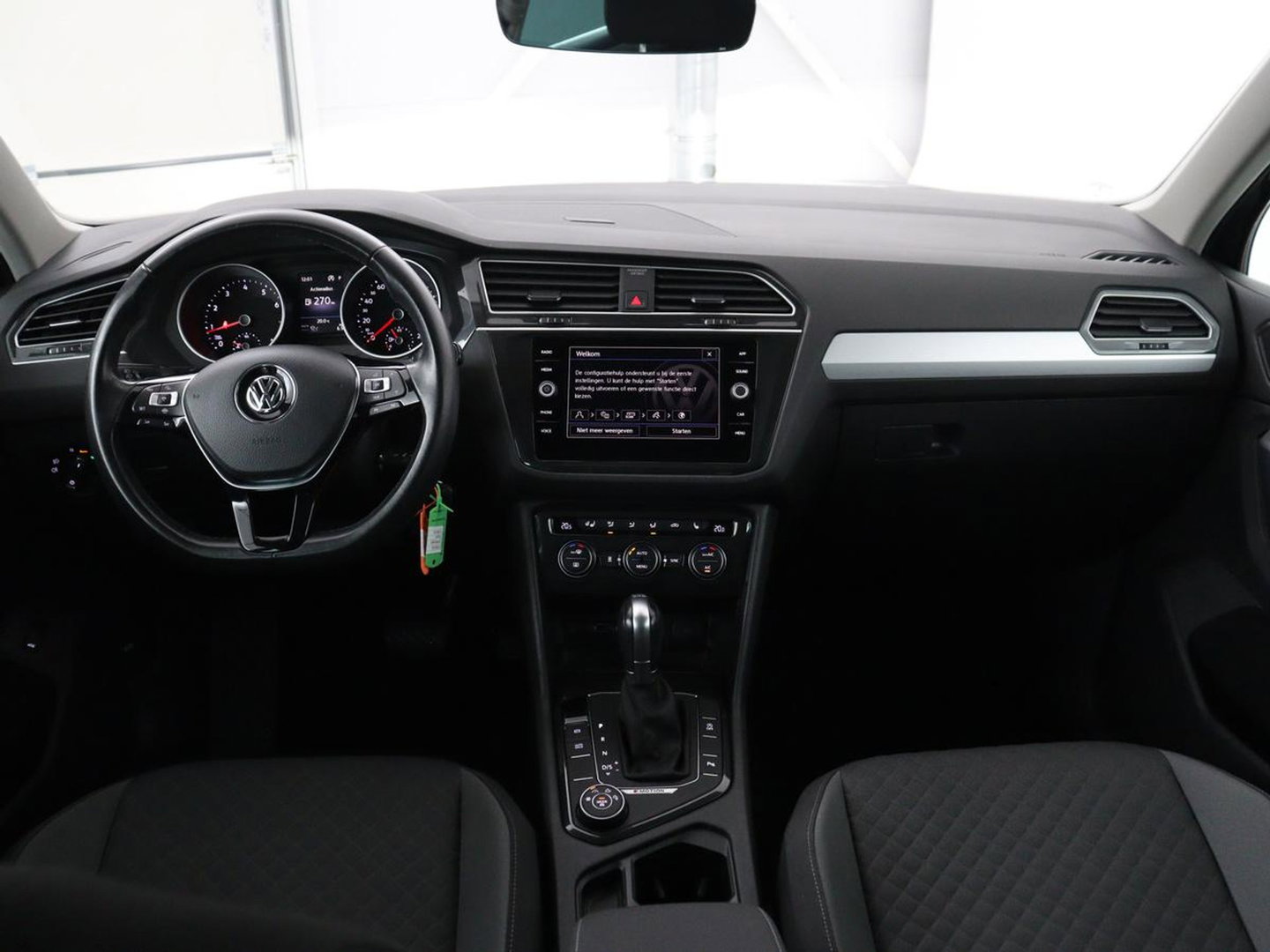 Volkswagen Tiguan 2.0 TSI 4Motion Highline Business R | Adaptive cruise | Carplay | Stuur/stoel verwarming | 3 zone klimaat | Climate control | Bluetooth | Navigatie  | Elektrische achterklep