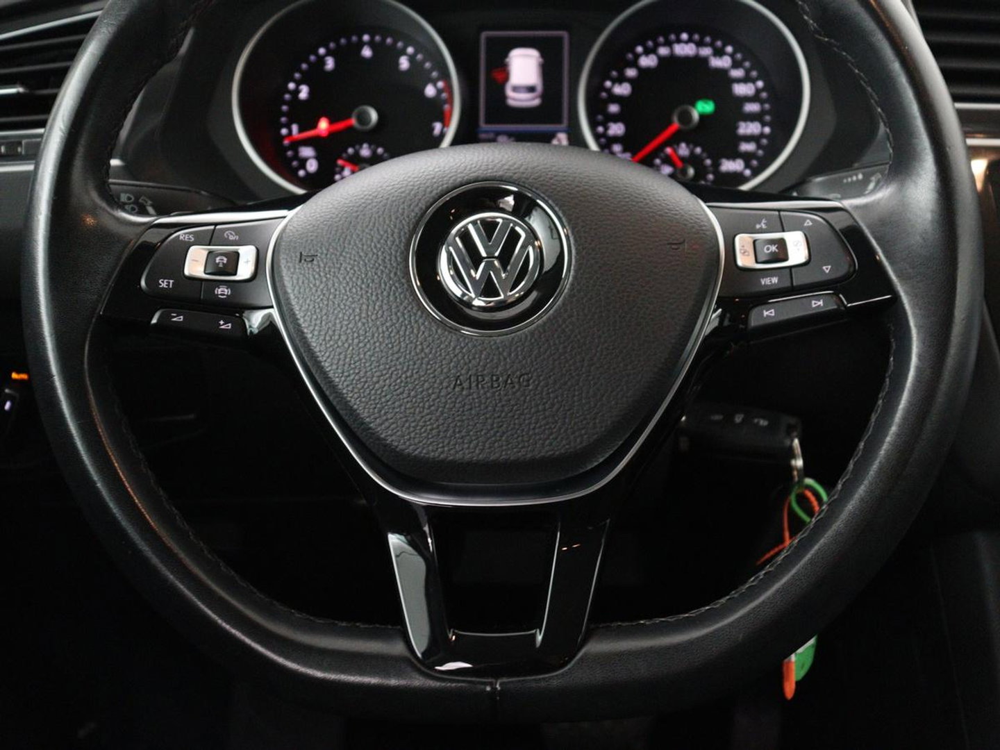 Volkswagen Tiguan 2.0 TSI 4Motion Highline Business R | Adaptive cruise | Carplay | Stuur/stoel verwarming | 3 zone klimaat | Climate control | Bluetooth | Navigatie  | Elektrische achterklep