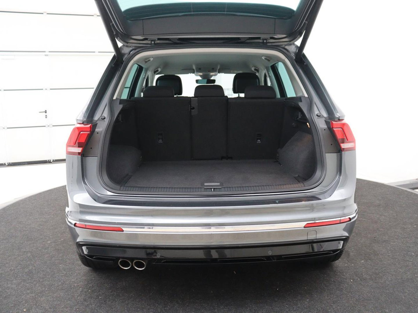 Volkswagen Tiguan 2.0 TSI 4Motion Highline Business R | Adaptive cruise | Carplay | Stuur/stoel verwarming | 3 zone klimaat | Climate control | Bluetooth | Navigatie  | Elektrische achterklep