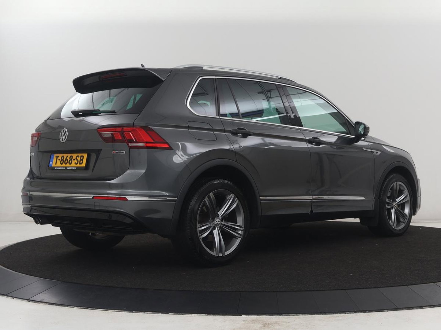 Volkswagen Tiguan 2.0 TSI 4Motion Highline Business R | Adaptive cruise | Carplay | Stuur/stoel verwarming | 3 zone klimaat | Climate control | Bluetooth | Navigatie  | Elektrische achterklep