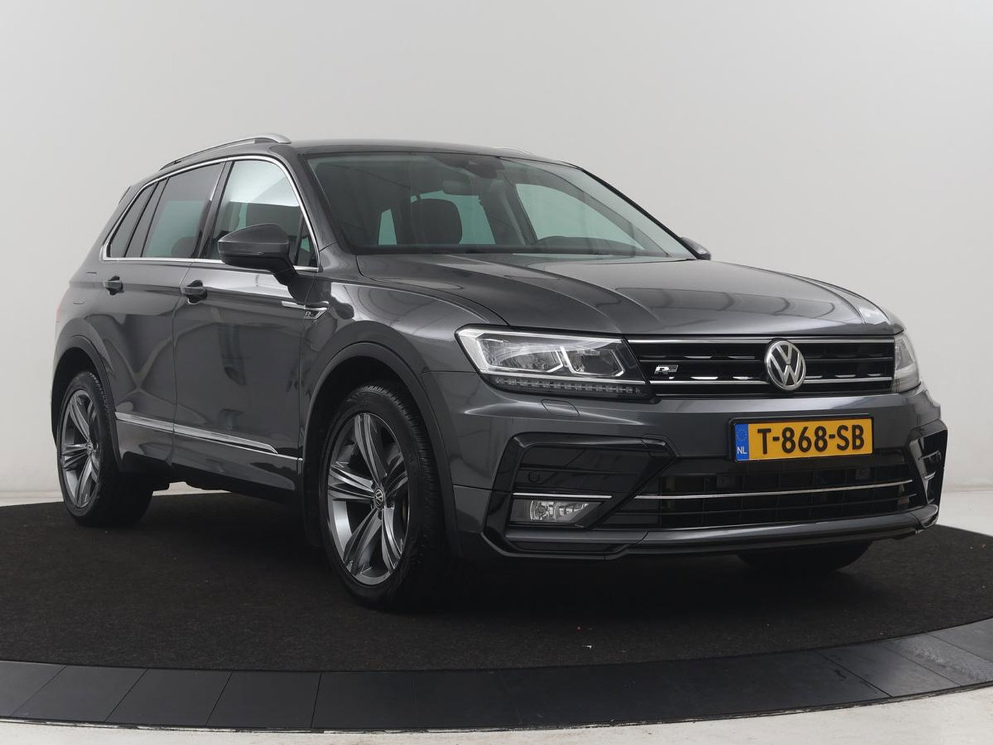 Volkswagen Tiguan 2.0 TSI 4Motion Highline Business R | Adaptive cruise | Carplay | Stuur/stoel verwarming | 3 zone klimaat | Climate control | Bluetooth | Navigatie  | Elektrische achterklep