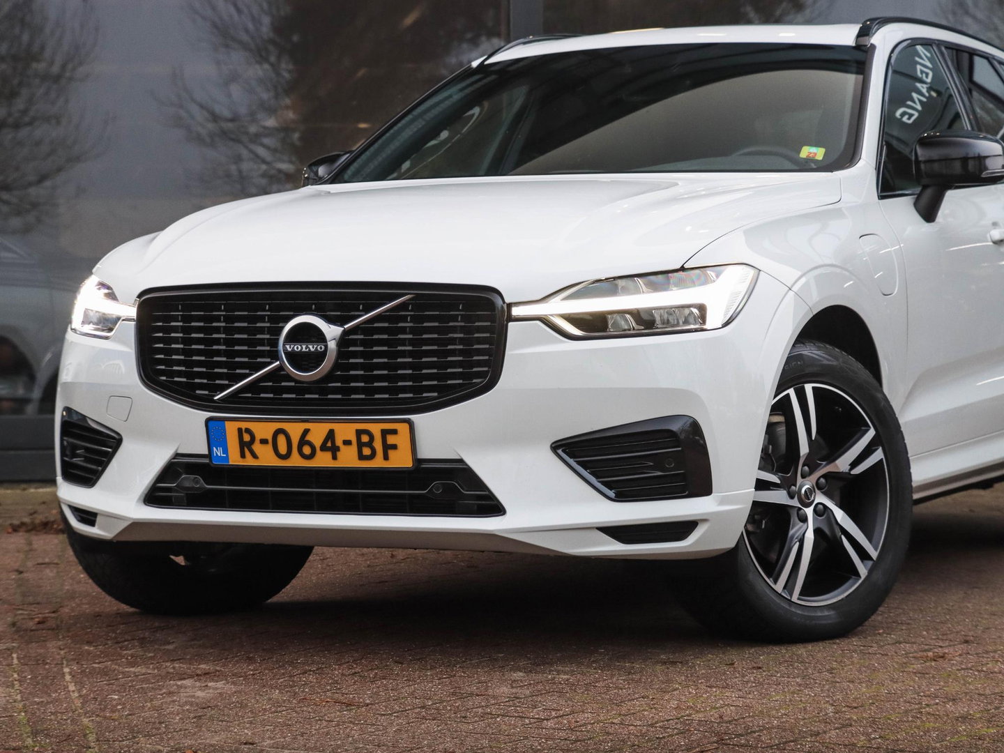 Volvo XC60 T6 Recharge AWD R-Design SOH 90,4% Leder Pano BLIS Harman Kardon