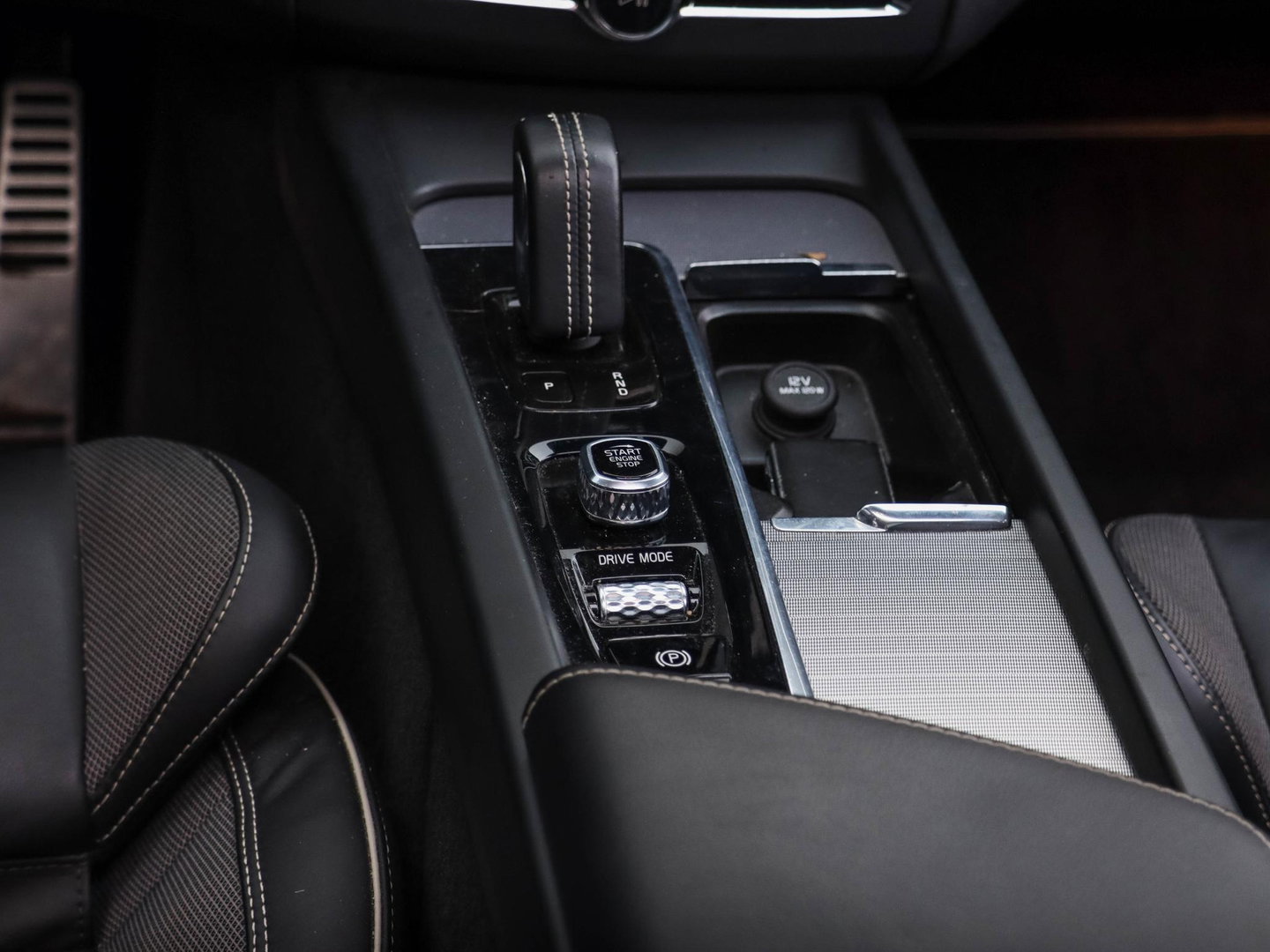 Volvo XC60 T6 Recharge AWD R-Design SOH 90,4% Leder Pano BLIS Harman Kardon