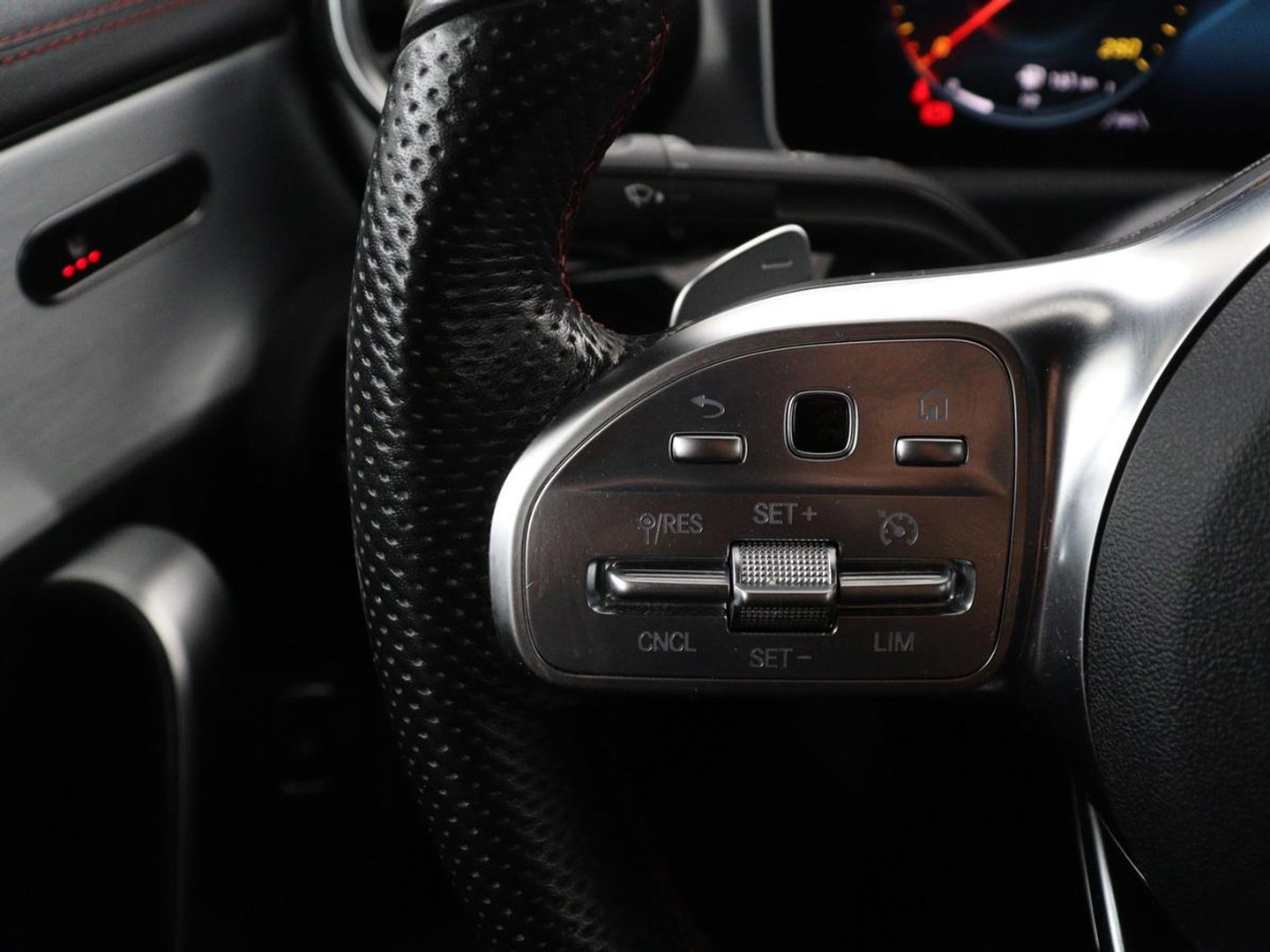 Mercedes-Benz CLA-Klasse 180 Business Solution AMG | Panoramadak | Leder/alcantara | Stoelverwarming | Cruise control | Navigatie | Carplay | Climate control | Camera | Park assist