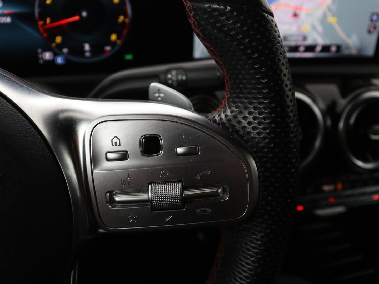 Mercedes-Benz CLA-Klasse 180 Business Solution AMG | Panoramadak | Leder/alcantara | Stoelverwarming | Cruise control | Navigatie | Carplay | Climate control | Camera | Park assist