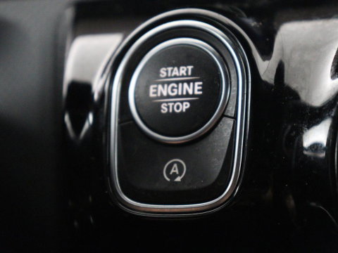 Mercedes-Benz CLA-Klasse 180 Business Solution AMG | Panoramadak | Leder/alcantara | Stoelverwarming | Cruise control | Navigatie | Carplay | Climate control | Camera | Park assist