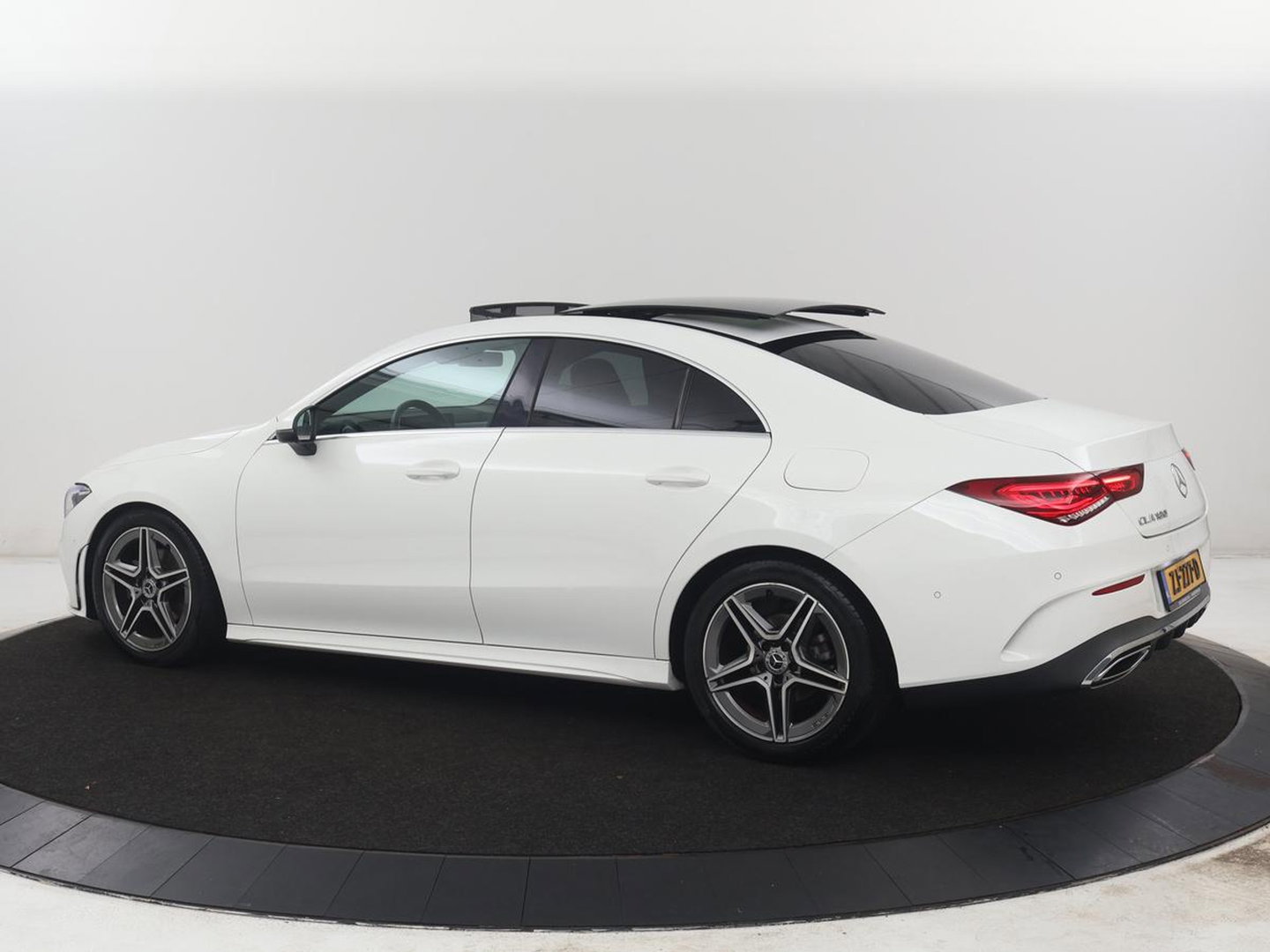 Mercedes-Benz CLA-Klasse 180 Business Solution AMG | Panoramadak | Leder/alcantara | Stoelverwarming | Cruise control | Navigatie | Carplay | Climate control | Camera | Park assist