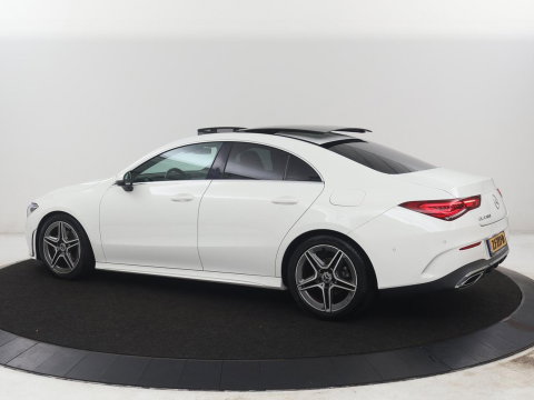 Mercedes-Benz CLA-Klasse 180 Business Solution AMG | Panoramadak | Leder/alcantara | Stoelverwarming | Cruise control | Navigatie | Carplay | Climate control | Camera | Park assist