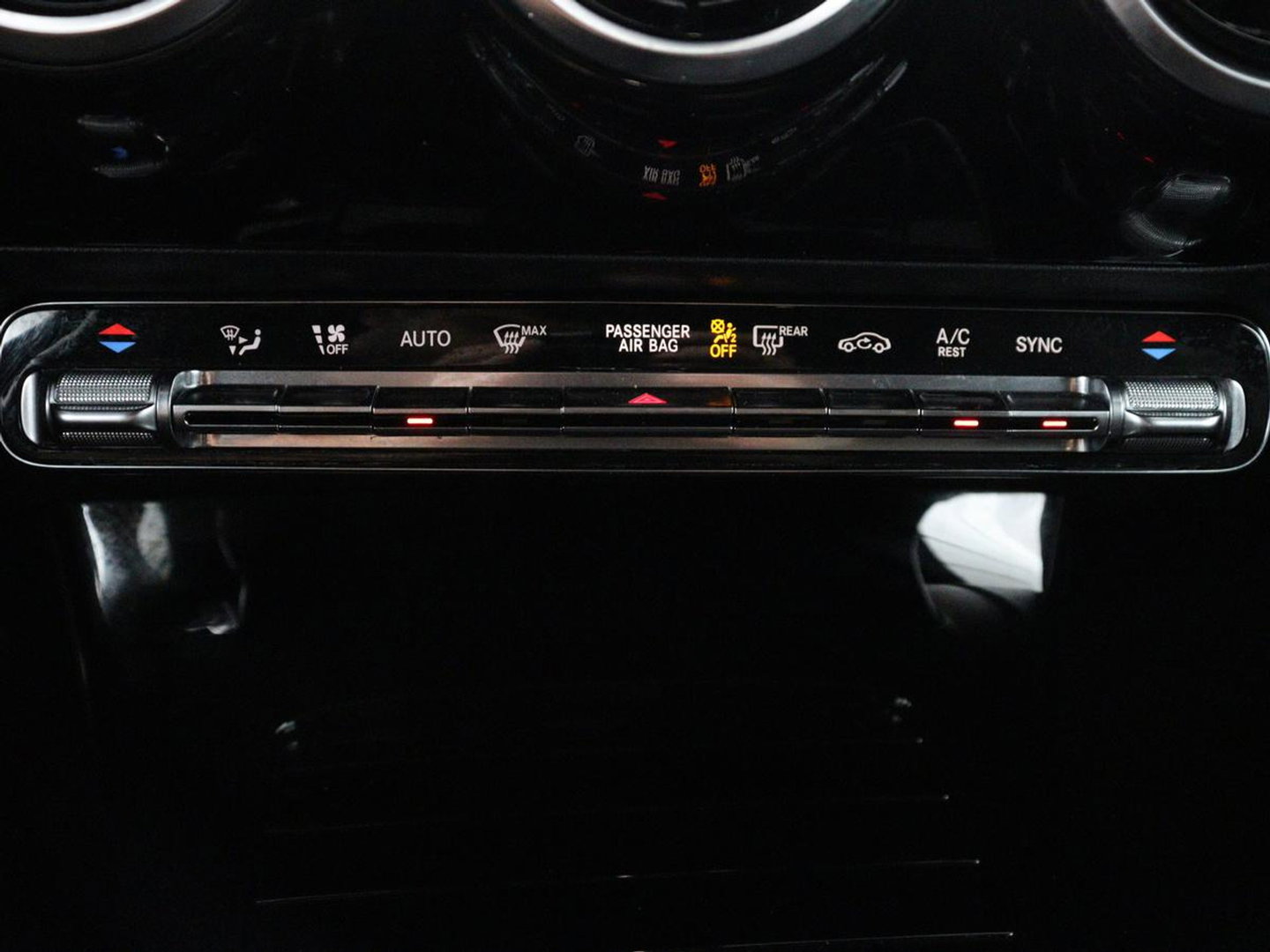 Mercedes-Benz CLA-Klasse 180 Business Solution AMG | Panoramadak | Leder/alcantara | Stoelverwarming | Cruise control | Navigatie | Carplay | Climate control | Camera | Park assist