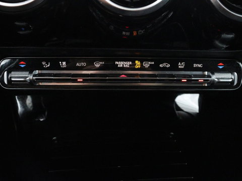 Mercedes-Benz CLA-Klasse 180 Business Solution AMG | Panoramadak | Leder/alcantara | Stoelverwarming | Cruise control | Navigatie | Carplay | Climate control | Camera | Park assist