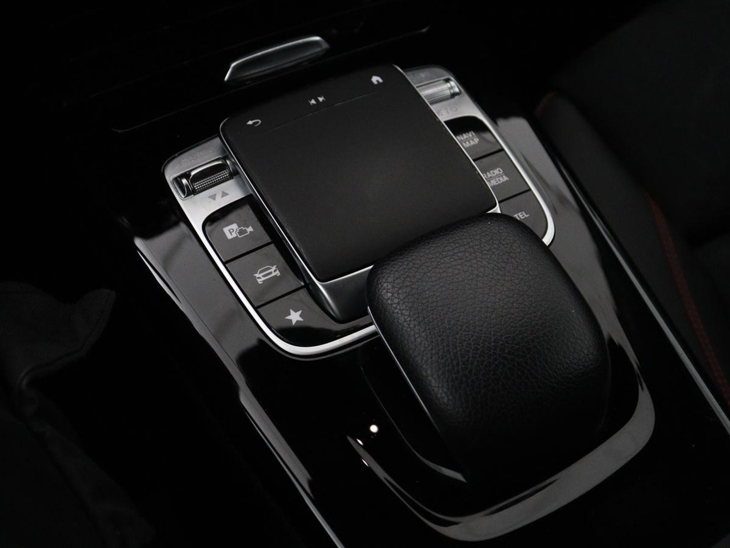 Mercedes-Benz CLA-Klasse 180 Business Solution AMG | Panoramadak | Leder/alcantara | Stoelverwarming | Cruise control | Navigatie | Carplay | Climate control | Camera | Park assist