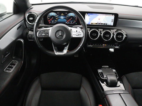 Mercedes-Benz CLA-Klasse 180 Business Solution AMG | Panoramadak | Leder/alcantara | Stoelverwarming | Cruise control | Navigatie | Carplay | Climate control | Camera | Park assist