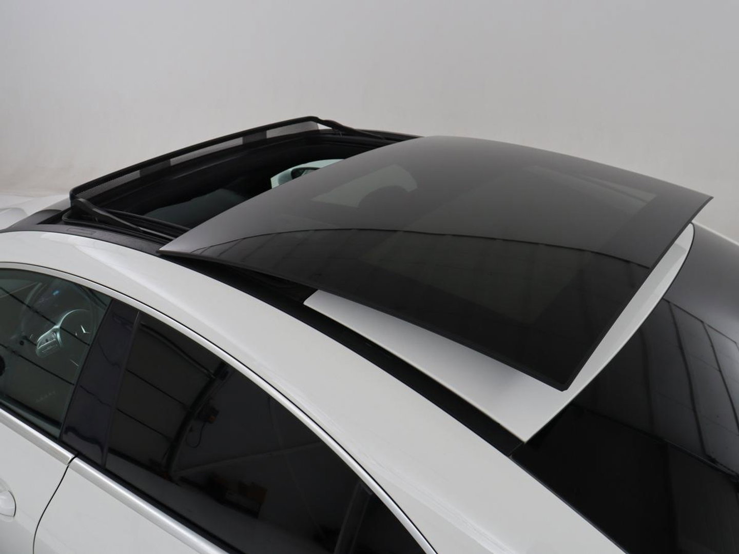 Mercedes-Benz CLA-Klasse 180 Business Solution AMG | Panoramadak | Leder/alcantara | Stoelverwarming | Cruise control | Navigatie | Carplay | Climate control | Camera | Park assist