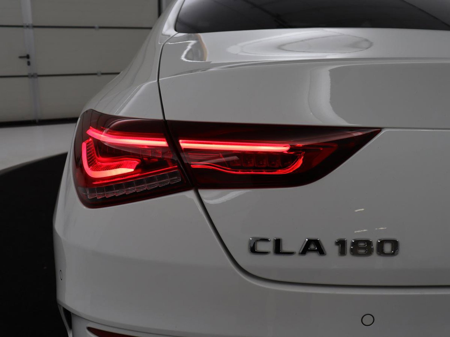 Mercedes-Benz CLA-Klasse 180 Business Solution AMG | Panoramadak | Leder/alcantara | Stoelverwarming | Cruise control | Navigatie | Carplay | Climate control | Camera | Park assist