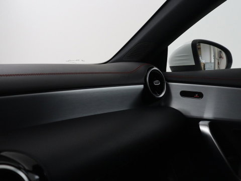 Mercedes-Benz CLA-Klasse 180 Business Solution AMG | Panoramadak | Leder/alcantara | Stoelverwarming | Cruise control | Navigatie | Carplay | Climate control | Camera | Park assist