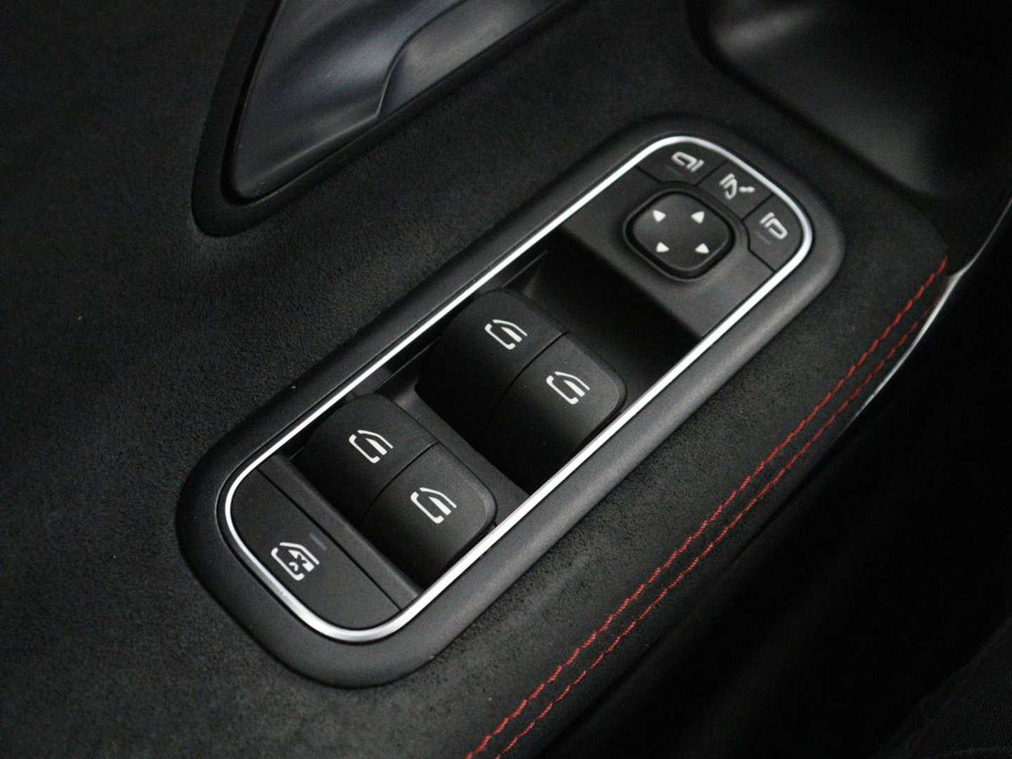 Mercedes-Benz CLA-Klasse 180 Business Solution AMG | Panoramadak | Leder/alcantara | Stoelverwarming | Cruise control | Navigatie | Carplay | Climate control | Camera | Park assist