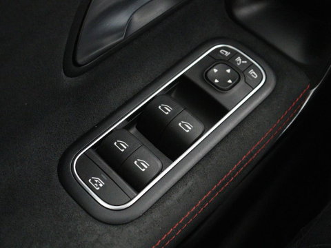 Mercedes-Benz CLA-Klasse 180 Business Solution AMG | Panoramadak | Leder/alcantara | Stoelverwarming | Cruise control | Navigatie | Carplay | Climate control | Camera | Park assist