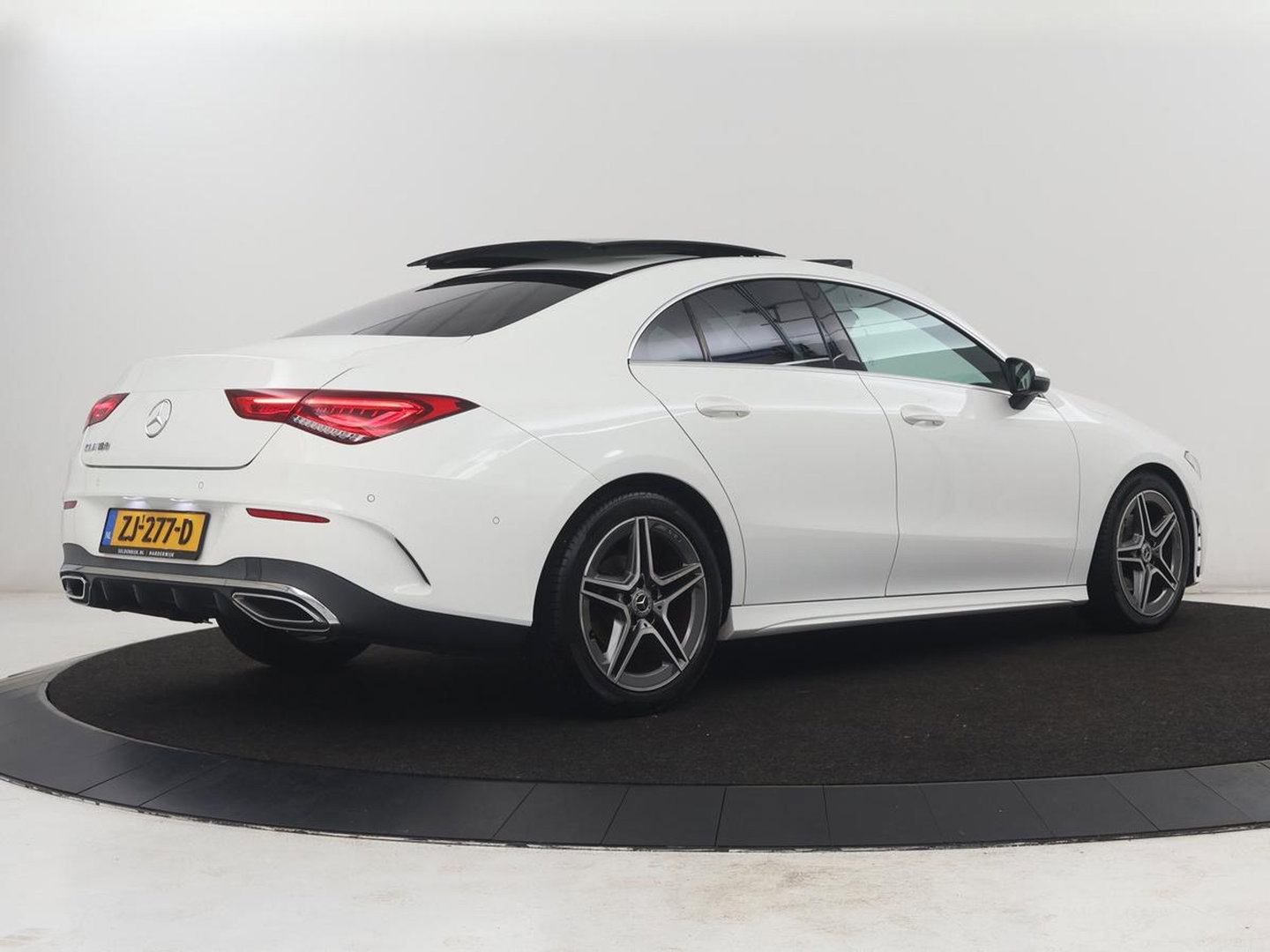 Mercedes-Benz CLA-Klasse 180 Business Solution AMG | Panoramadak | Leder/alcantara | Stoelverwarming | Cruise control | Navigatie | Carplay | Climate control | Camera | Park assist