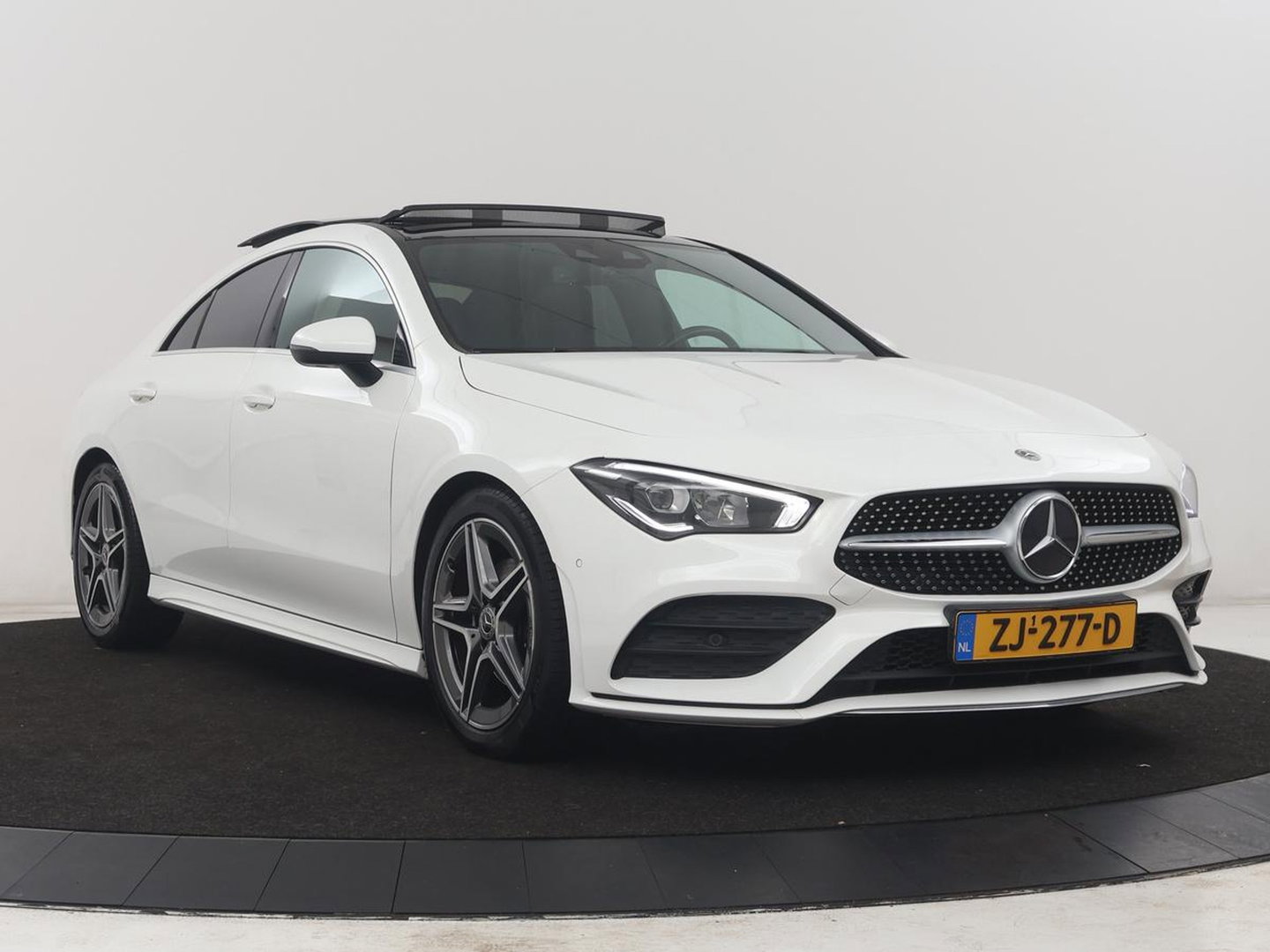 Mercedes-Benz CLA-Klasse 180 Business Solution AMG | Panoramadak | Leder/alcantara | Stoelverwarming | Cruise control | Navigatie | Carplay | Climate control | Camera | Park assist