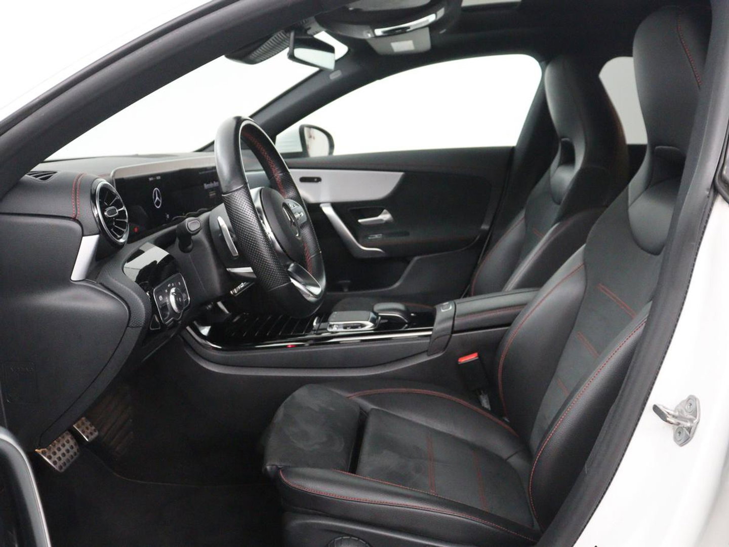 Mercedes-Benz CLA-Klasse 180 Business Solution AMG | Panoramadak | Leder/alcantara | Stoelverwarming | Cruise control | Navigatie | Carplay | Climate control | Camera | Park assist