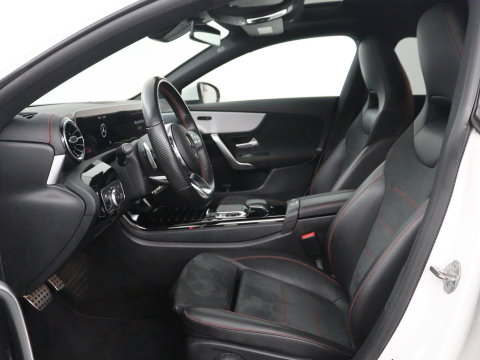 Mercedes-Benz CLA-Klasse 180 Business Solution AMG | Panoramadak | Leder/alcantara | Stoelverwarming | Cruise control | Navigatie | Carplay | Climate control | Camera | Park assist