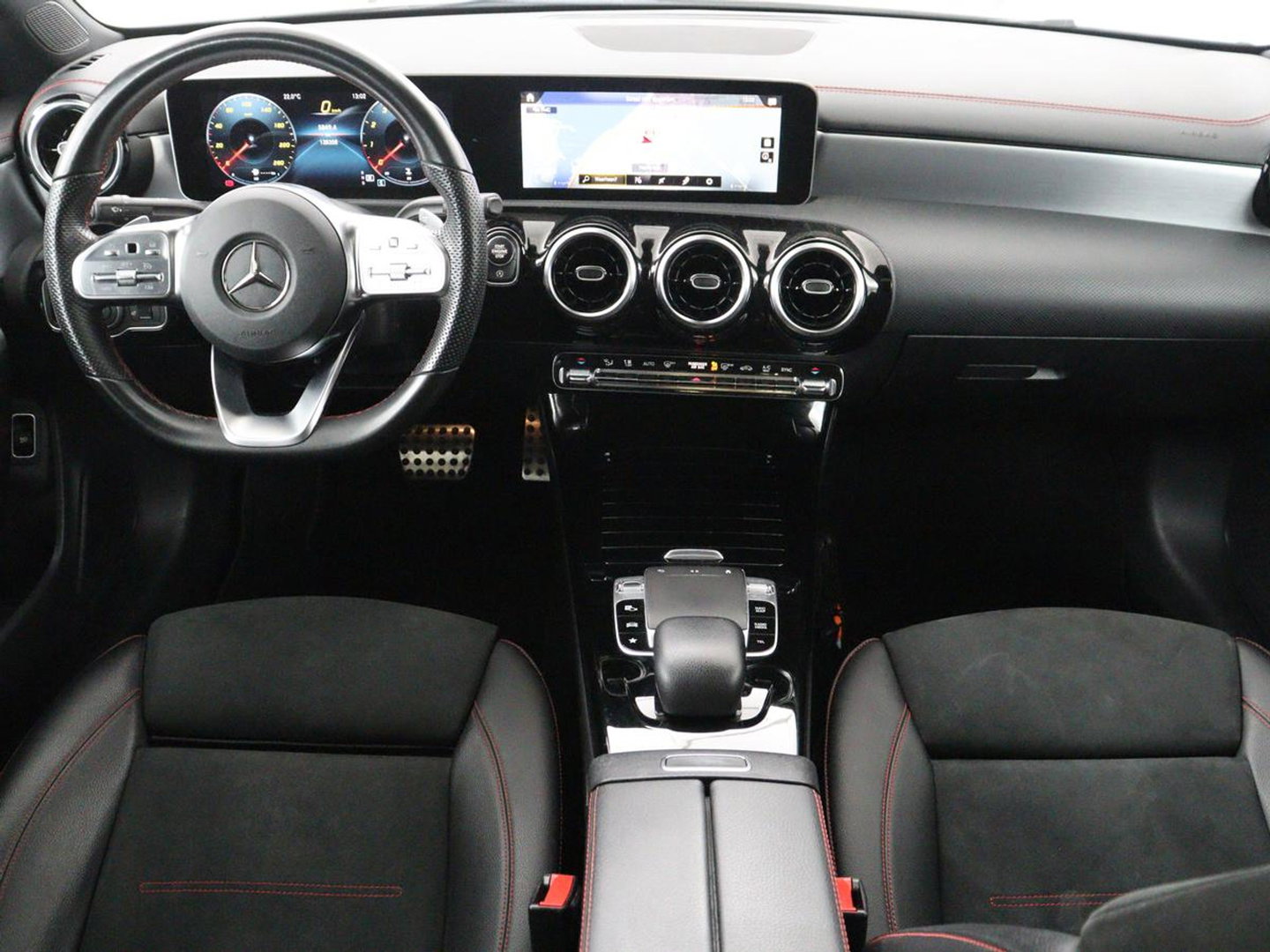 Mercedes-Benz CLA-Klasse 180 Business Solution AMG | Panoramadak | Leder/alcantara | Stoelverwarming | Cruise control | Navigatie | Carplay | Climate control | Camera | Park assist